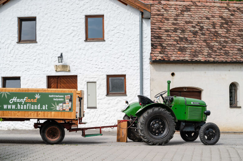 Traktor mit Anhänger in Hanfthal, Erlebnisführung durch Hanfland