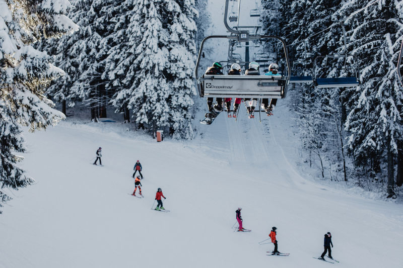 Skilift und Skifahrer im Skigebiet Lackenhof am Ötscher, Mostviertel, ©Jolly Schwarz | Helden der Freizeit