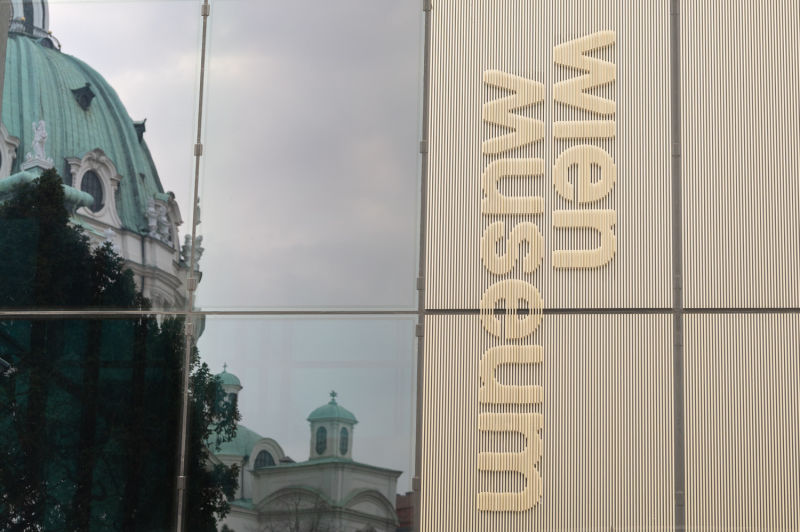 Detail Wien Museum mit Karlskirche