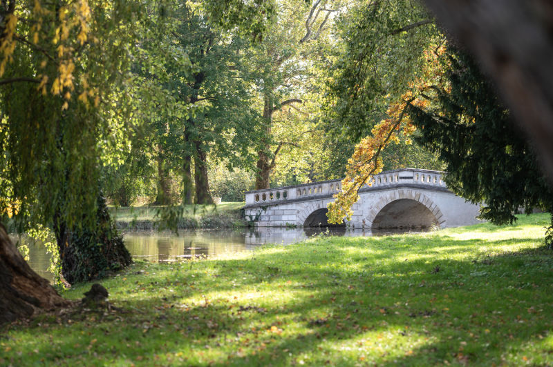 Brücke im Schlosspark Laxenburg bei der Franzensburg