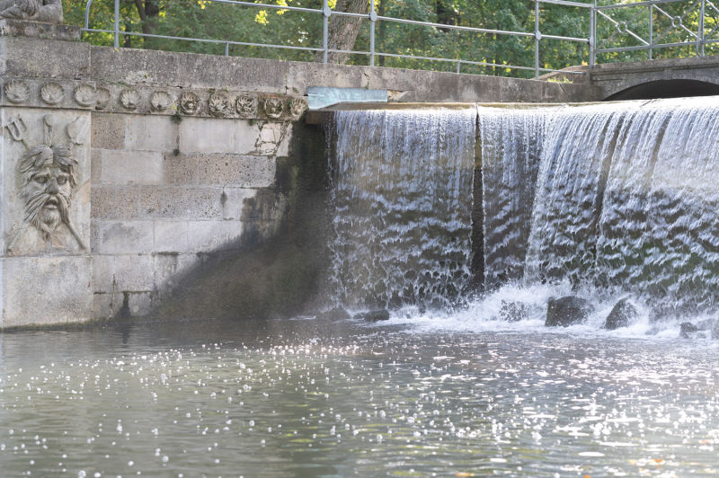 Wasserfall im Schlosspark Laxenburg