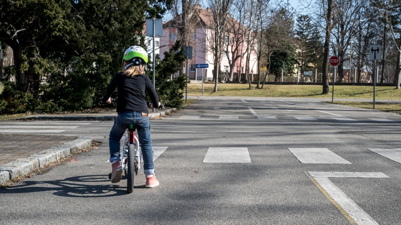Kind am Verkehrserziehungsweg im Schafferhofergarten Neunkirchen