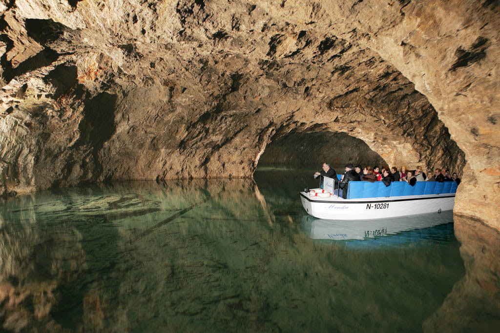 Boot am unterirdischen See der Seegrotte Hinterbrühl