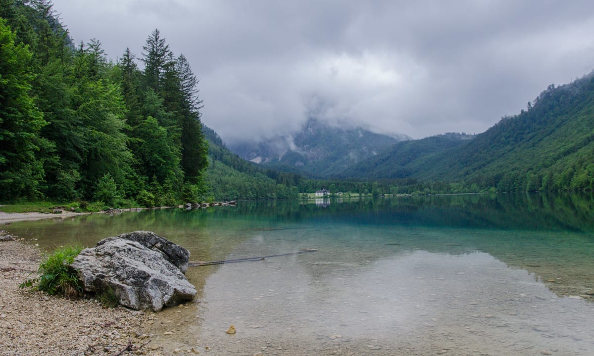 Ufer des Vorderen Langbathsee am Ausgangspunkt der Wanderung