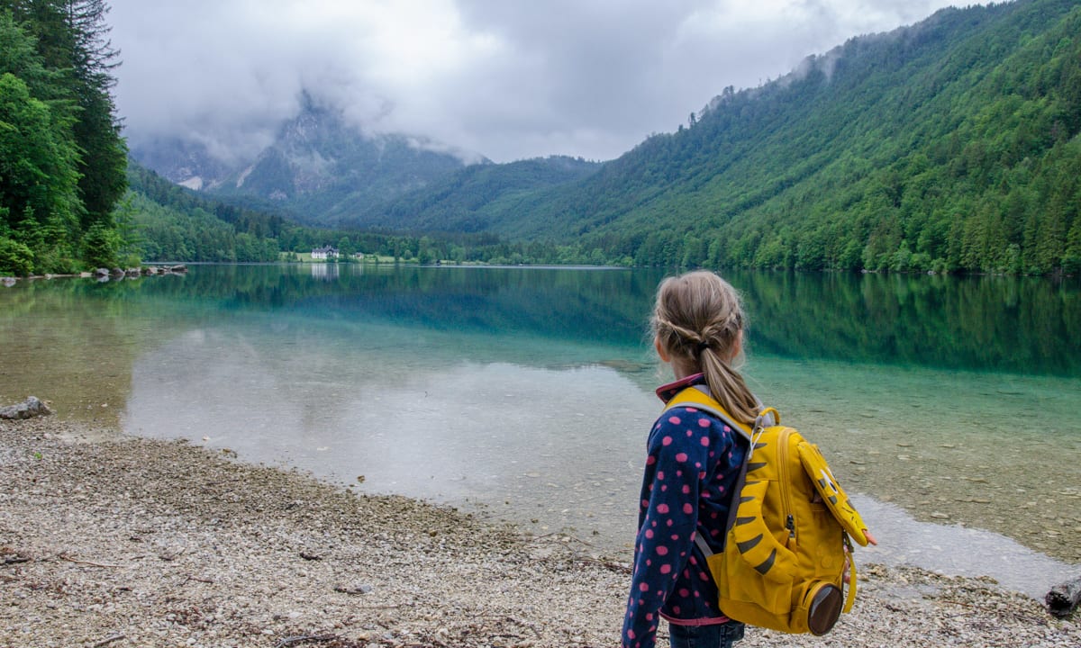 Kind am Ufer des Langbathsees beim Wandern im Salzkammergut
