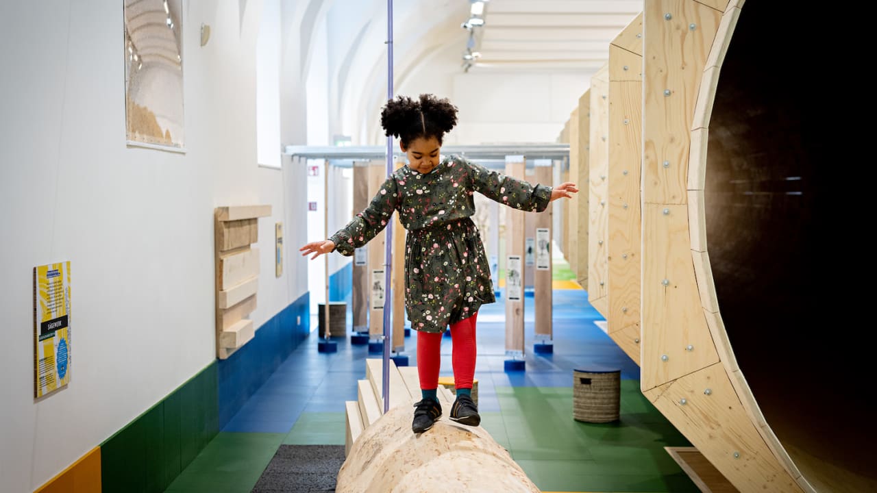 Kind in der "Alles Holz" Ausstellung im ZOOM Kindermuseum
