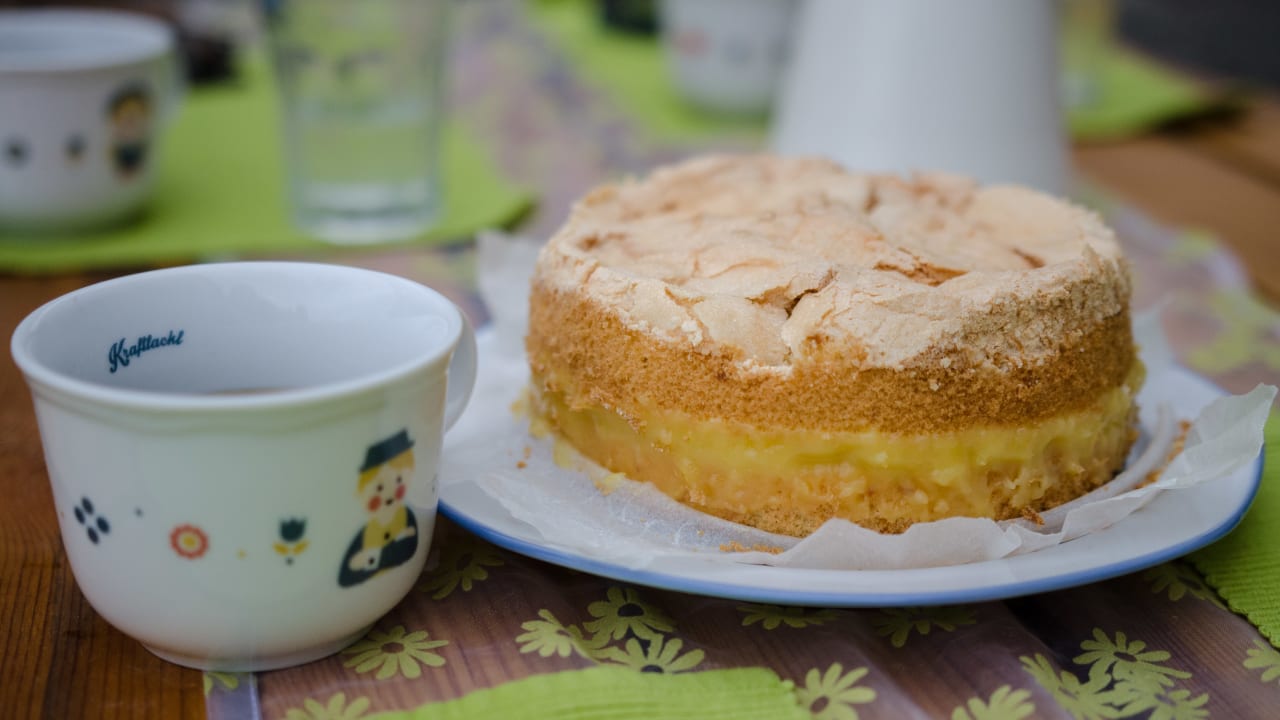 Zitronen Maracuja Torte mit Kaffeetasse