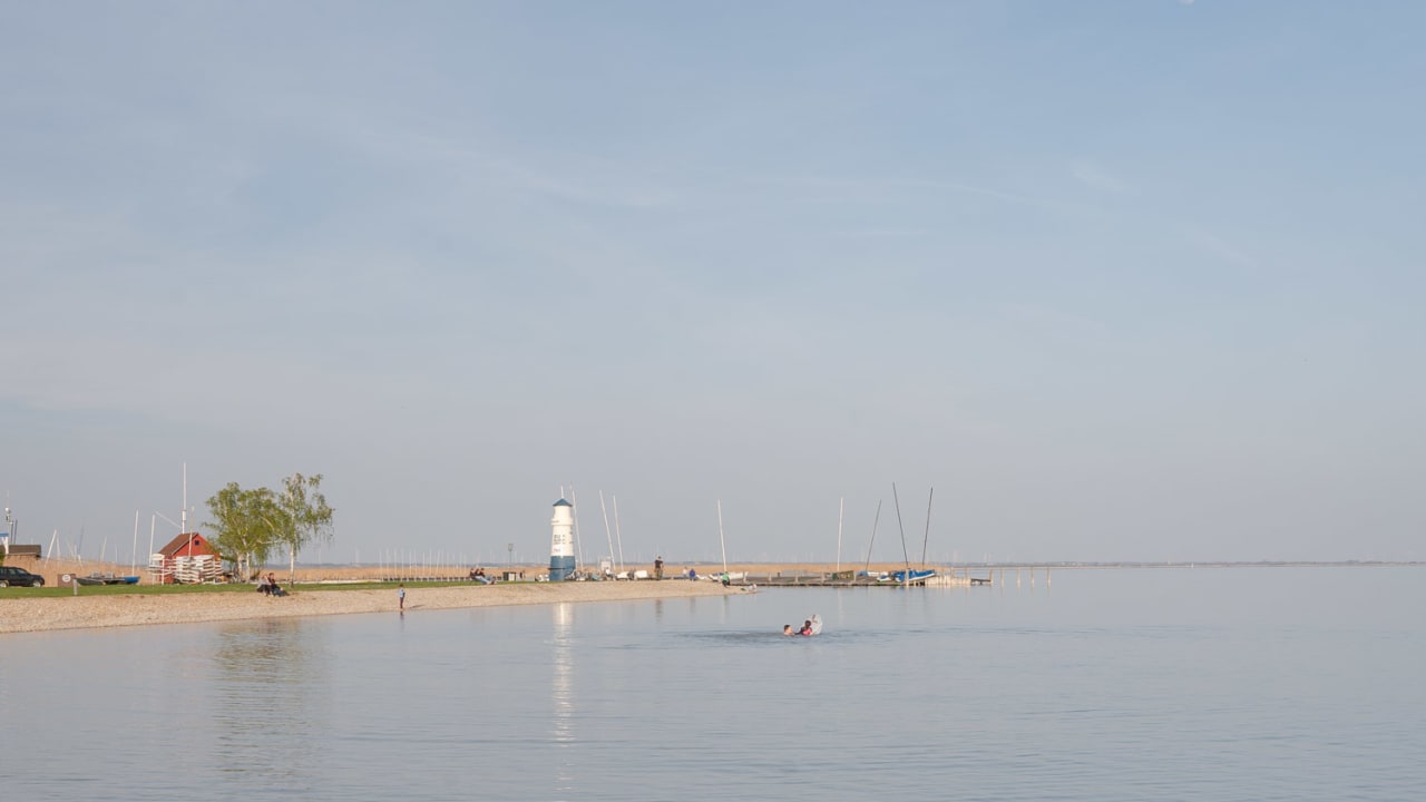 Leuchtturm Seebad Breitenbrunn Blick auf den Neusiedler See und den Leuchtturm im Seebad Breitenrbunn