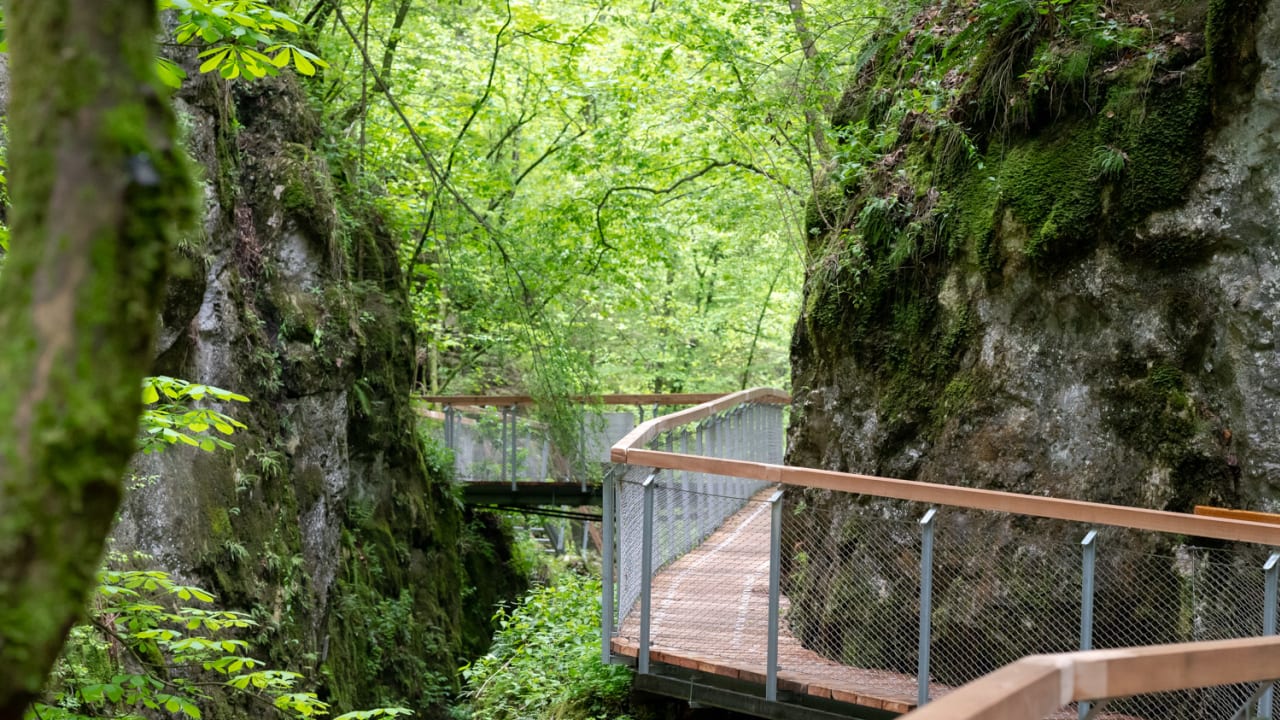 Johannesbachklamm in Würflach, neue Stege vor Felswand