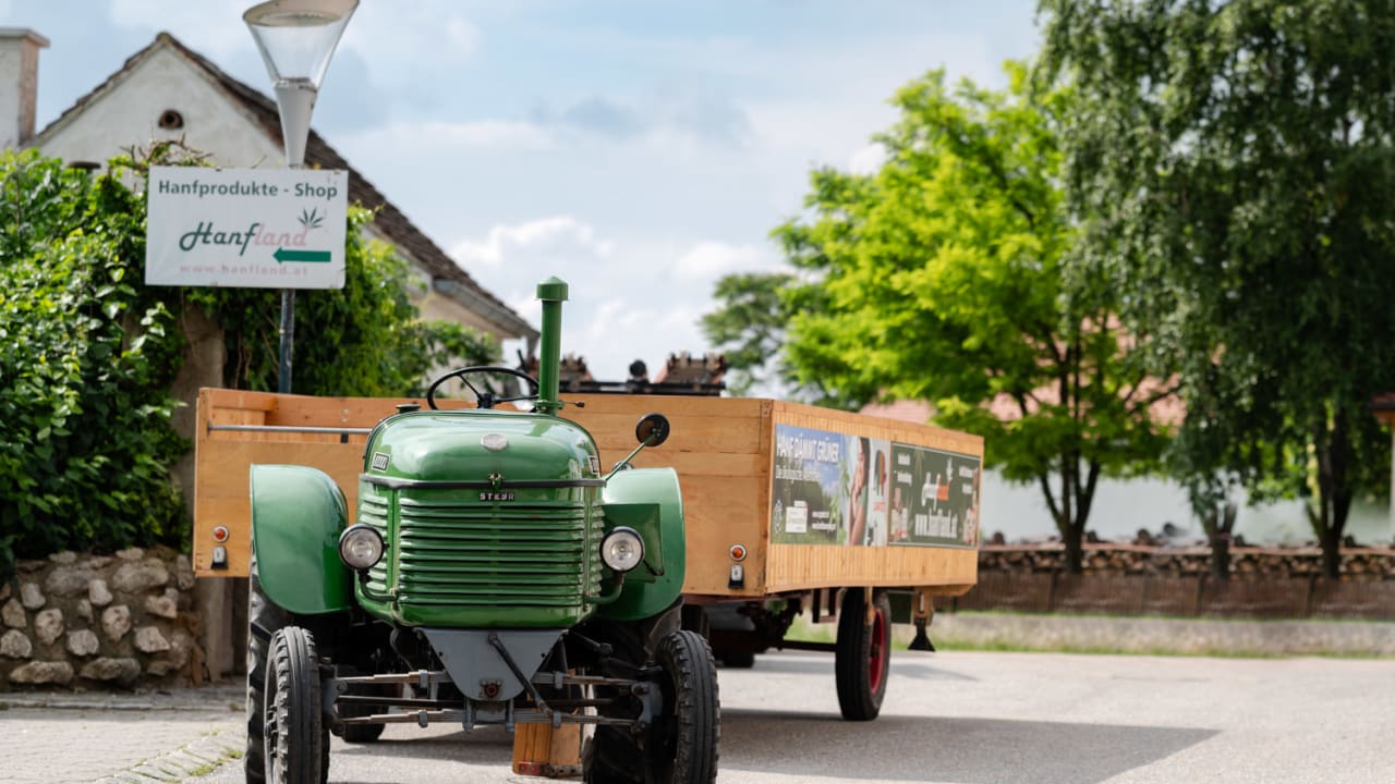 Traktor für Führungen durch Hanfland, einem der Weinviertler Erlebnisbetriebe