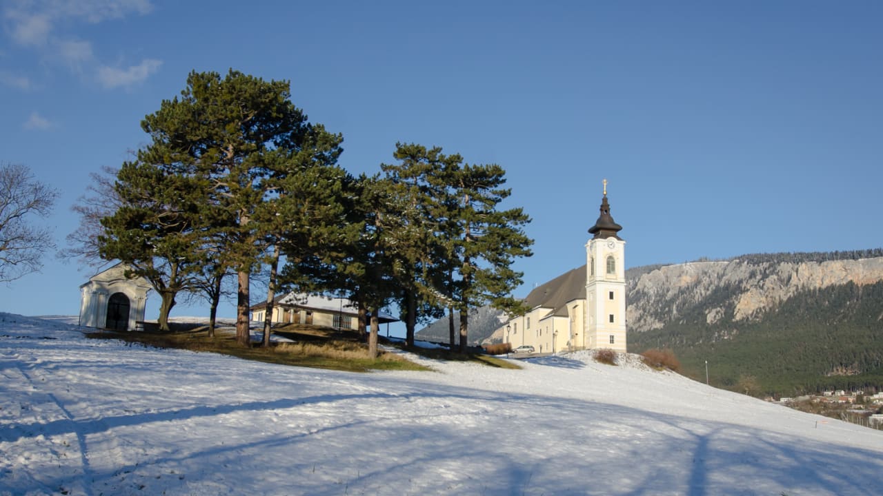 Kirche in Höflein im Winter, Ausgangspunkt der Höfleiner Adventmeile
