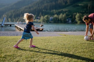 Kind am Ufer beim Erlaufsee