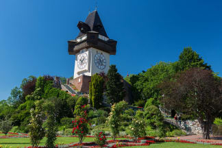 Uhrturm und Garten am Schlossberg in Graz