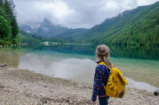 Kind am Ufer des Langbathsees beim Wandern im Salzkammergut