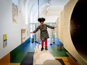 Kind in der "Alles Holz" Ausstellung im ZOOM Kindermuseum