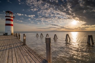 Leuchtturm in Podersdorf bei Sonnenuntergang