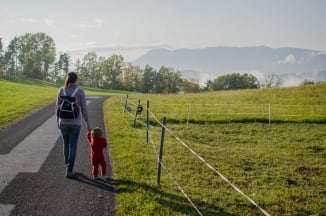 Spaziergang mit Kleinkind am Rundweg auf der Wiese in Prigglitz