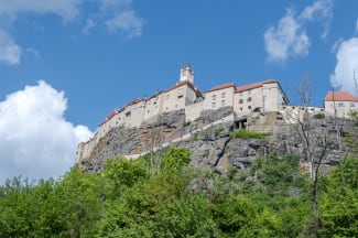 Blick von unten auf die Fassade der Riegersburg