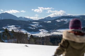 Kind bei der Winterwanderung in Prigglitz samt Aussicht