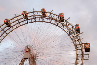 Ausschnitt Riesenrad Wien in der Abenddämmerung