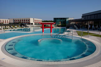 Blick auf das Außenbecken der Therme Linsberg Asia