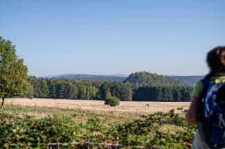 Wanderer vor der Burgruine Starhemberg bei Dreistetten