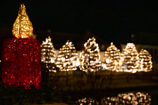 Beleuchtung am Weihnachtsmarkt auf Schloss Hof im Dunkeln