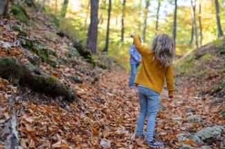 Mädchen beim Wandern durch die Wolfsschlucht im Oktober 2023