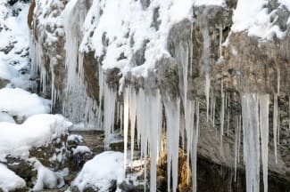 Eiszapfen am Sebastianwasserfall in Puchberg