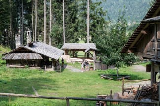 Burgbau Friesach, Blick übers Areal