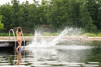 Kind am Steg in der Wassererlebniswelt Südburgenland in Moschendorf