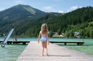 Mädchen am Steg am Erlaufsee