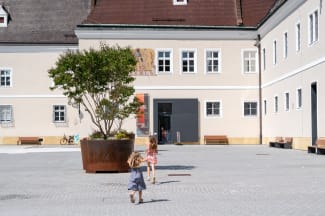 Kinder laufen zum Eingang beim Museum am Dom, St. Pölten