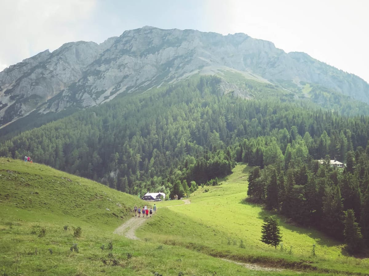 Wanderer am Weg zum Almreserlhaus am Schneeberg