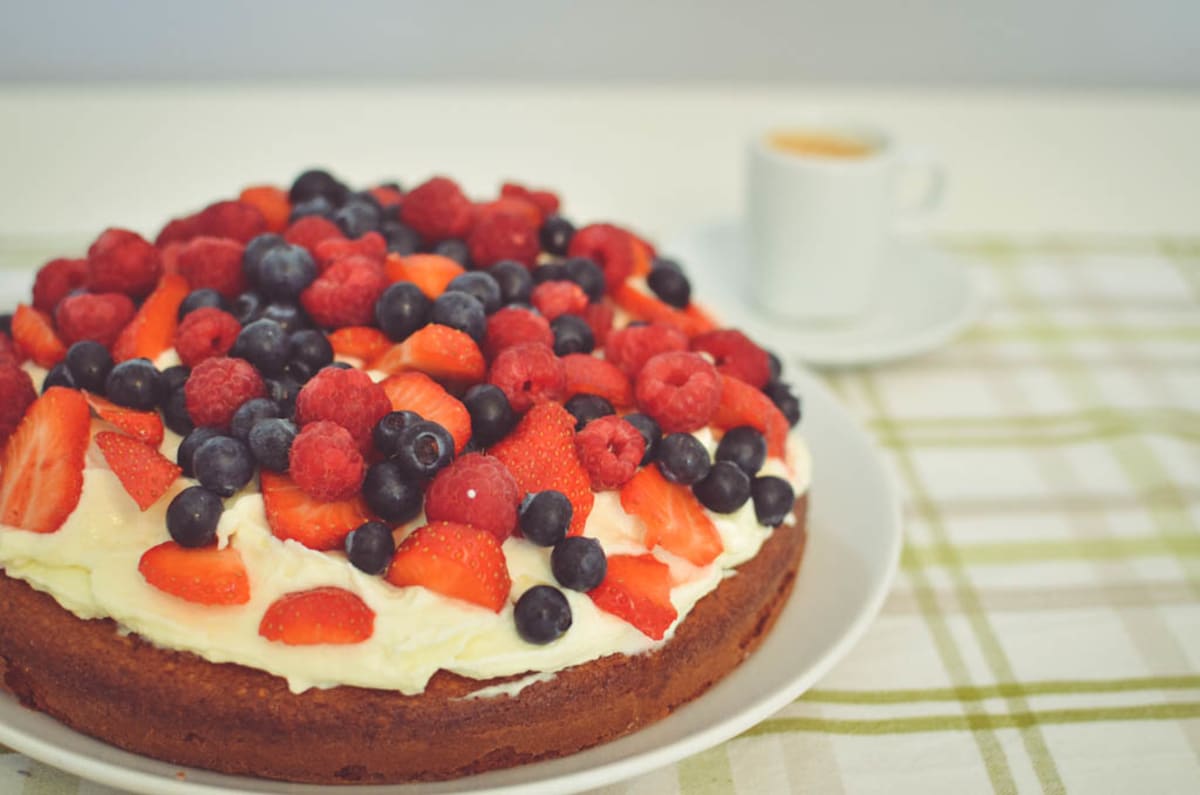 Beeren Mascarino Torte mit Kaffeetasse