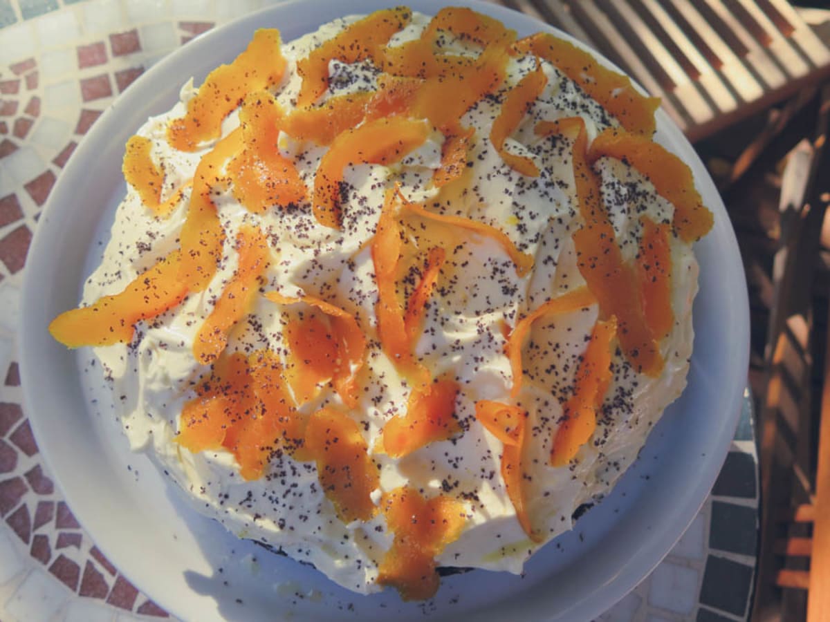 Orangen Mohn Torte mit Frosting von oben