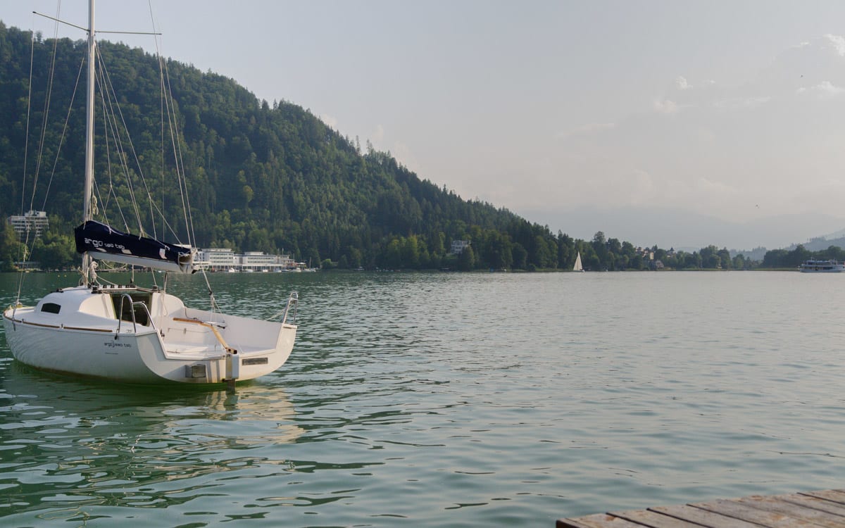 Boot in der Abendsonne am Ossiacher See