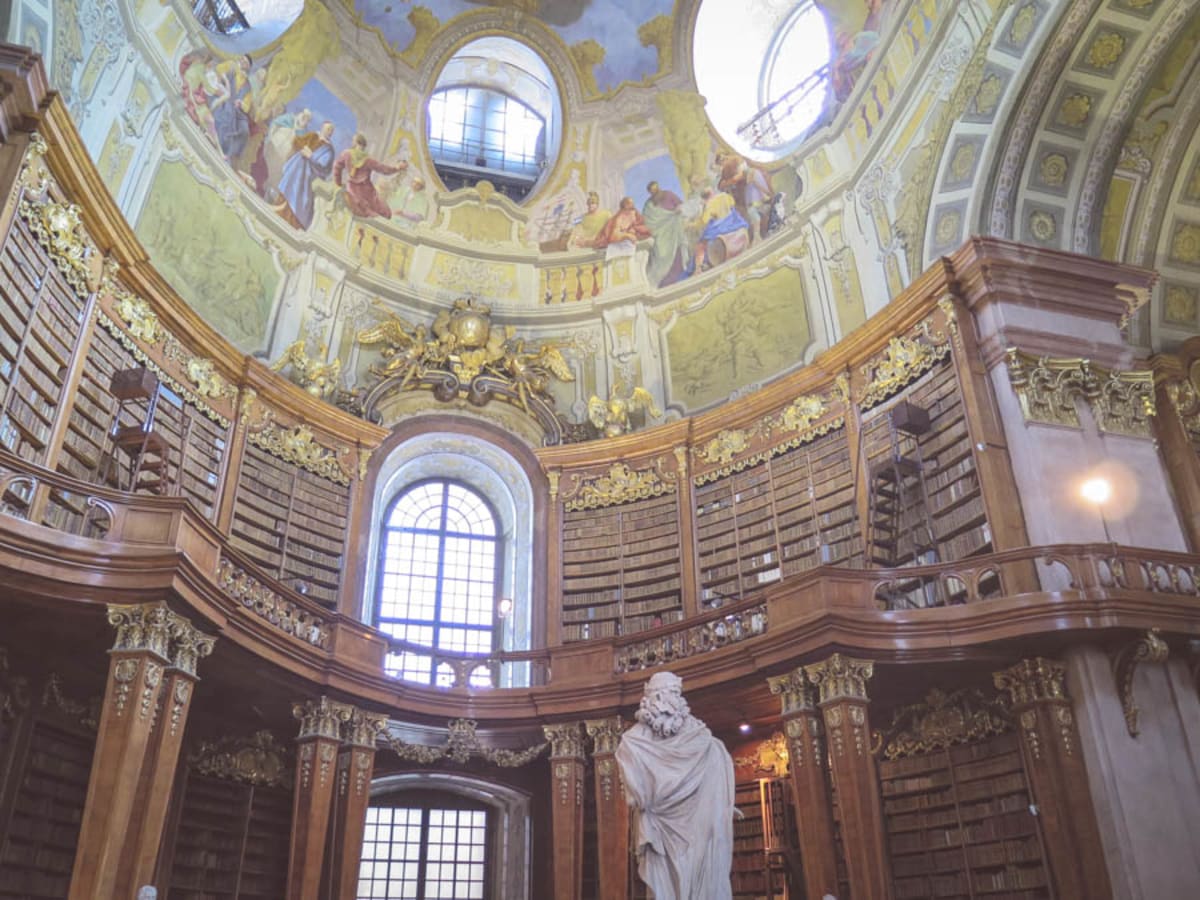 Blick in die Bücherregale und Kuppel im Prunksaal der Österreichischen Nationalbibliothek (ÖNB)