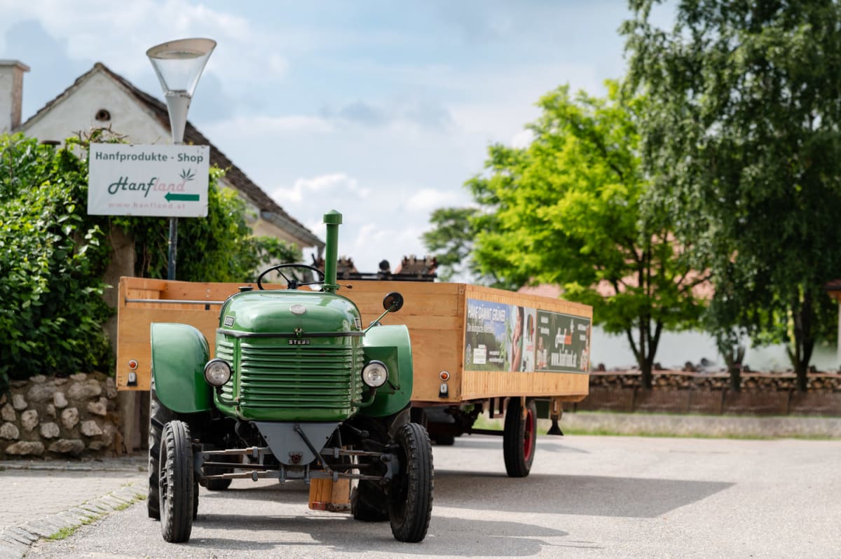 Traktor für Führungen durch Hanfland, einem der Weinviertler Erlebnisbetriebe