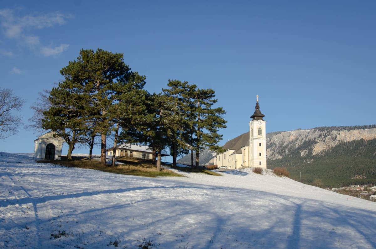 Kirche in Höflein im Winter, Ausgangspunkt der Höfleiner Adventmeile