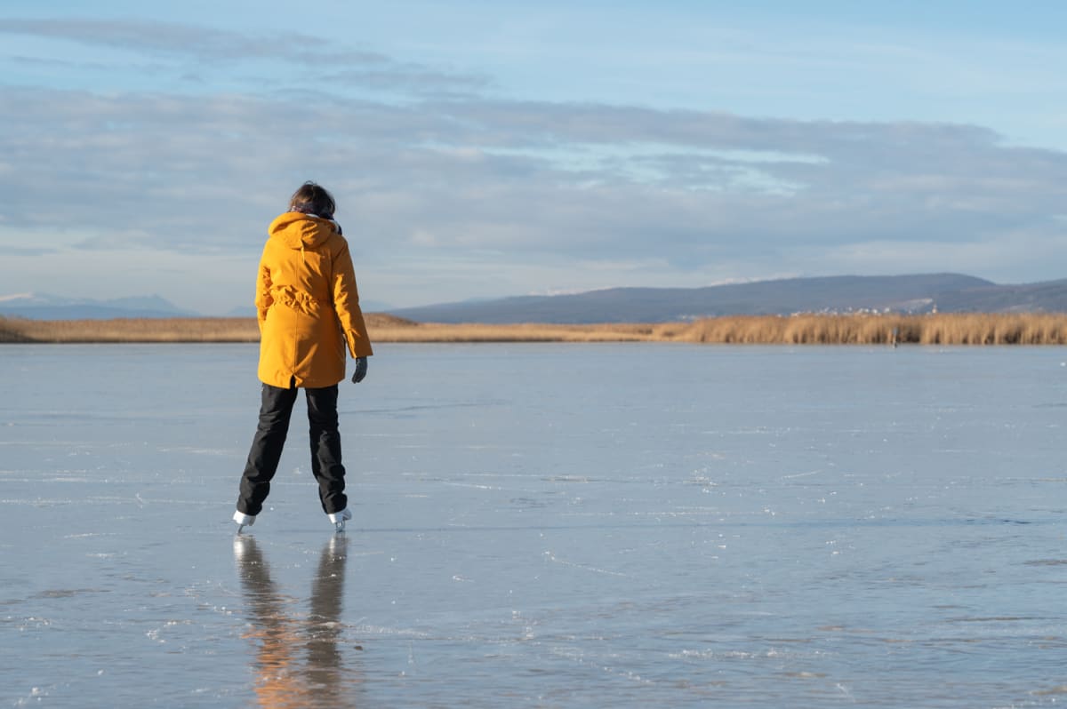 Eisläufer am Neusiedler See mit Blick in Richtung Schneeberg und Leithagebirge