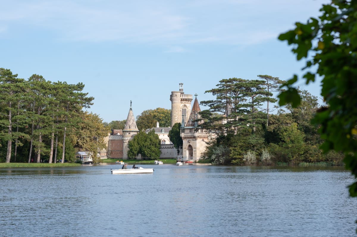 Franzensburg und Teich im Schlosspark Laxenburg
