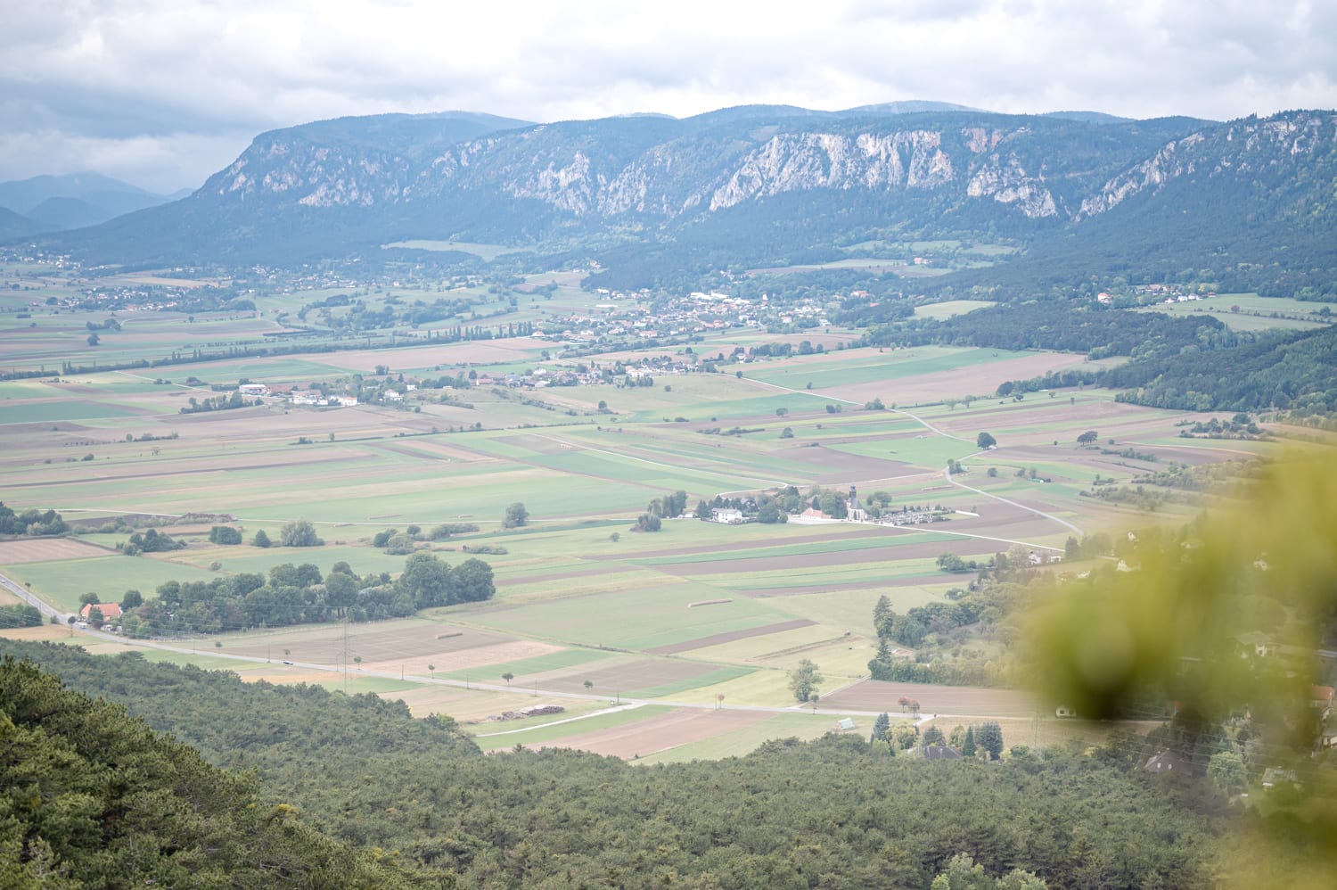 Aussicht vom Grössenberg bei Bad Fischau auf die Hohe Wand und die Neue Welt