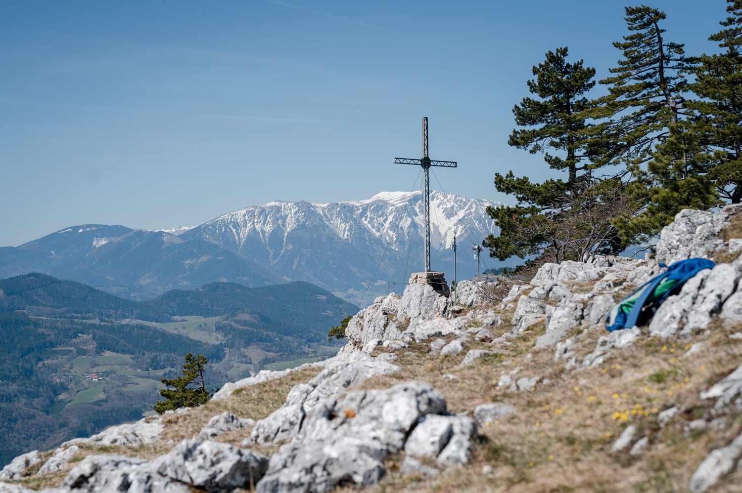 Rucksack auf der Hohen Wand mit Schneeberg im Hintergrund