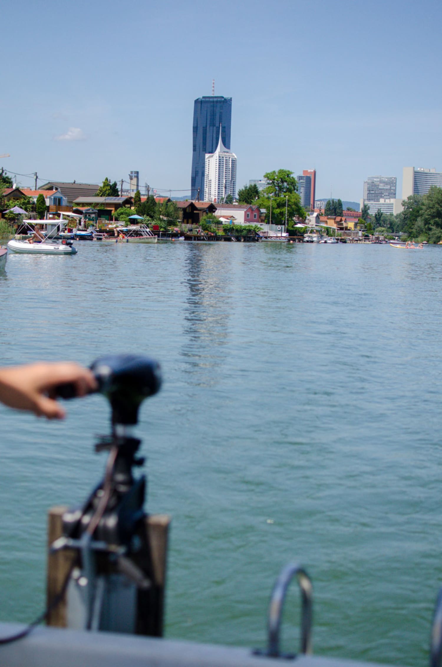 Bootsfahrt auf der Unteren Alten Donau mit Blick auf den DC-Tower