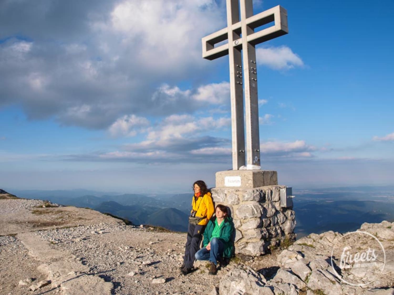 Frauen am Gipfelkreuz am Schneeberg, abends