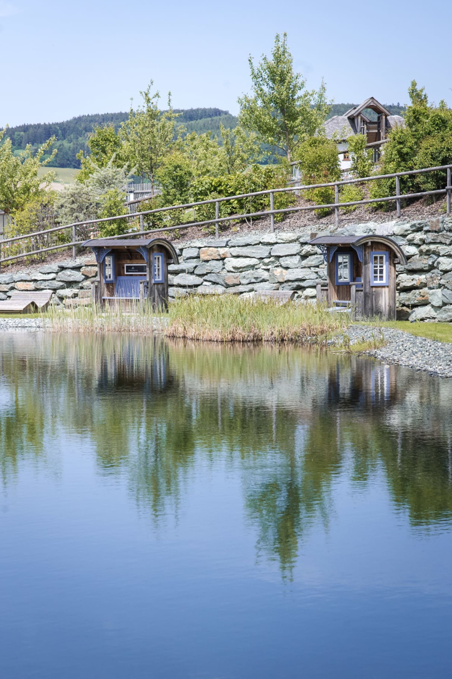 Eis Greissler Seerosenteich Sitzplätze am Seerosenteich beim Eis Greissler in Krumbach