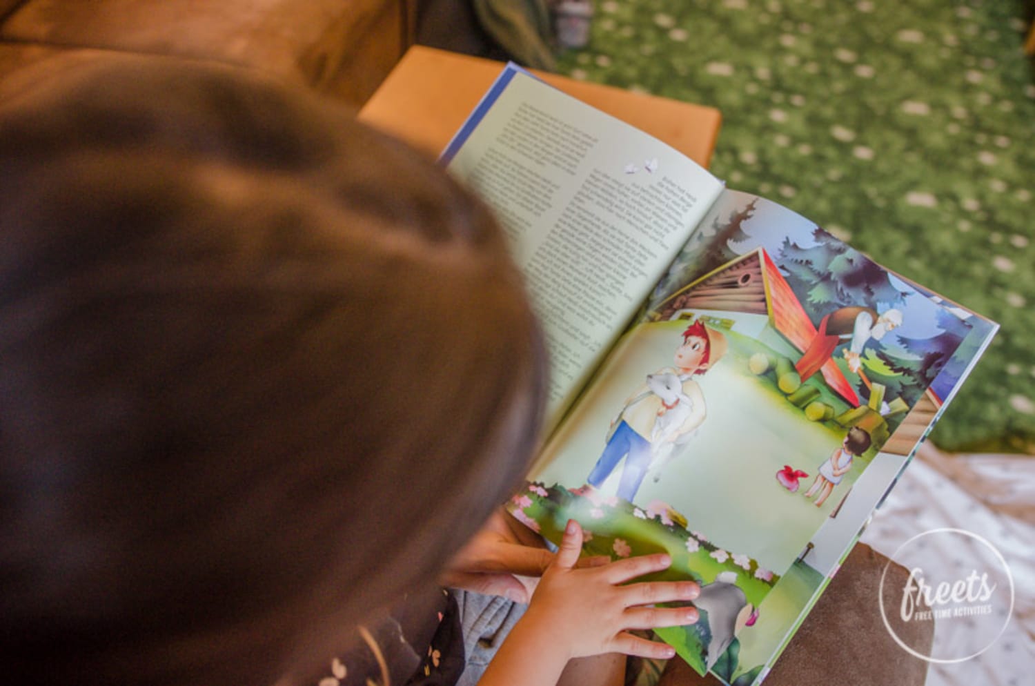 Ein Buch über Heidi's Abenteuer liegt im Hotelzimmer auf.