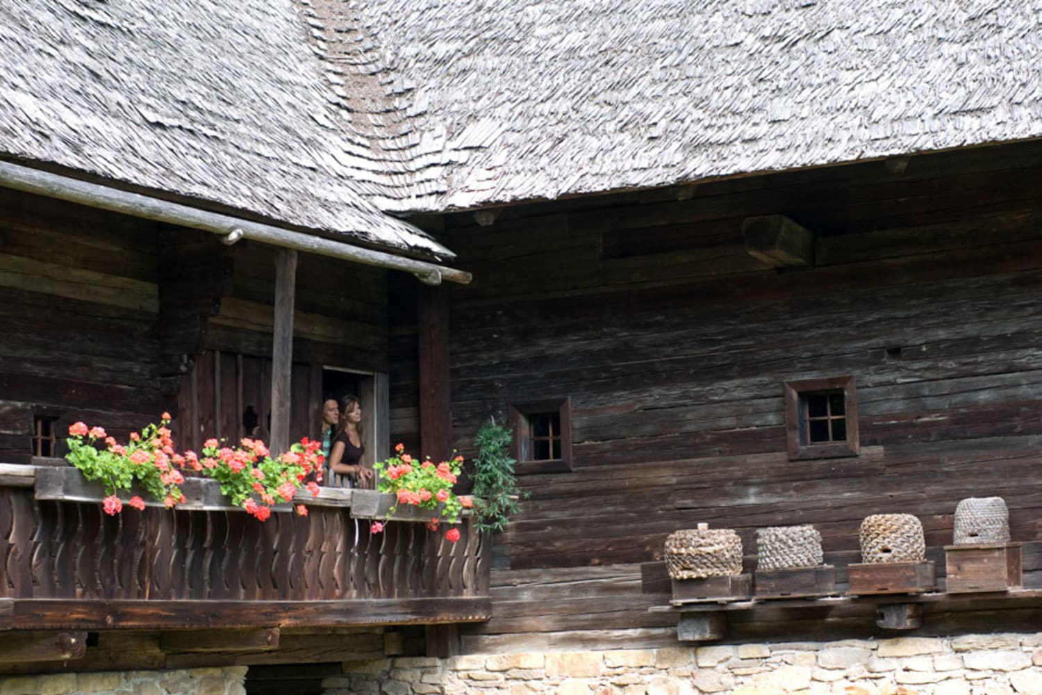 Holzfassade eines historischen Bauernhauses im Freilichtmuseum Stübing