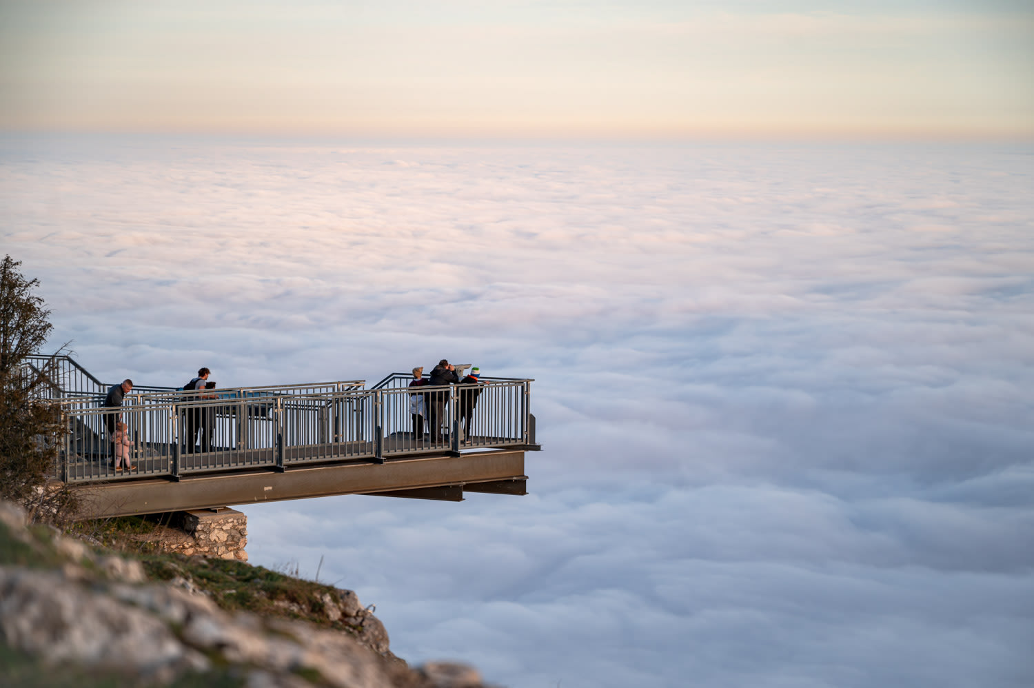 Abendstimmung über den Wolken am Sykwalk  auf der Hohen Wand